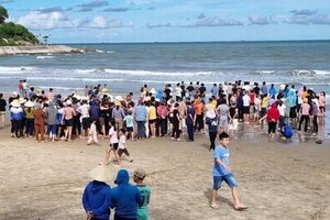 Rủ nhau đi tắm biển, hai học sinh bị sóng cuốn mất tích ở Nghệ An
