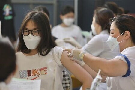 Nhiều tỉnh, thành đẩy nhanh tiến độ tiêm vaccine cho học sinh trước năm học mới