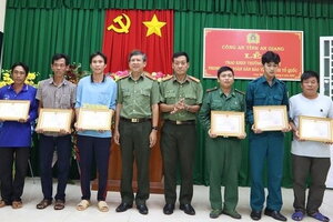 Khen thưởng 6 cá nhân cứu 40 người bơi qua sông trốn khỏi casino ở Campuchia về Việt Nam