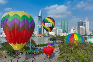 TP Hồ Chí Minh: Thả khinh khí cầu kéo đại kỳ 1.800m2 mừng Quốc khánh 2/9