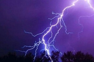 Vào chòi rẫy trú mưa, 2 người bị sét đánh tử vong