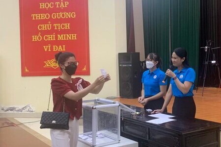 Hà Nội: Hàng trăm phụ huynh bốc thăm giành suất vào trường mầm non