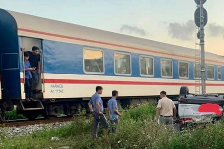 Ô tô con bị tàu hỏa tông lật ngửa khi cố vượt đường ray, 6 người thoát chết trong gang tấc