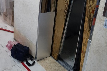 Thang máy gặp sự cố, 9 người mắc kẹt bên trong hoảng loạn kêu cứu