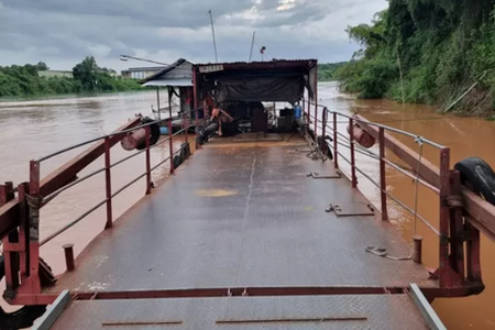 Xử phạt chủ phương tiện vụ 'tài công nhí' ôm vô lăng điều khiển phà chở khách qua sông