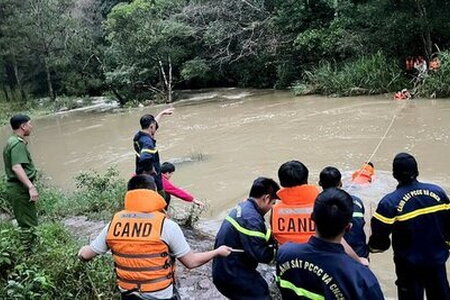 Giải cứu 10 thiếu niên đi dã ngoại bị nước lũ cô lập, mắc kẹt trong rừng ở Lâm Đồng