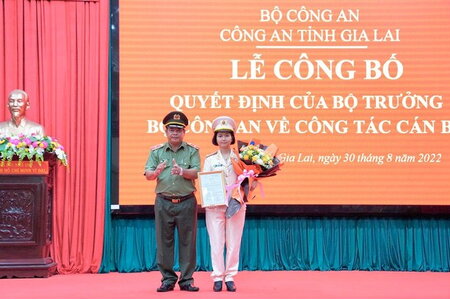 Trung tá Ksor H'Bơ Khắp nhận quyết định giữ chức Phó Giám đốc Công an tỉnh Gia Lai