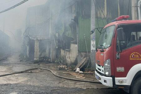 Cháy nhiều xưởng gỗ ở Đồng Nai: Điều động 10 xe, hơn 100 cảnh sát tham gia chữa cháy