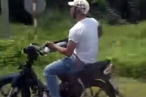 Nam thanh niên lái xe bằng chân, vừa chạy xe vừa đánh đàn, từng đi chữa bệnh tâm thần