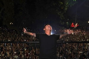 Tuấn Hưng bị xem xét xử phạt vì show hát ở ban công, lãnh đạo quận Hoàn Kiếm và hàng xóm nói gì?