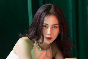 Phương Oanh đáp trả gay gắt khi bị chỉ trích có hành động tình tứ nơi công cộng với Shark Bình