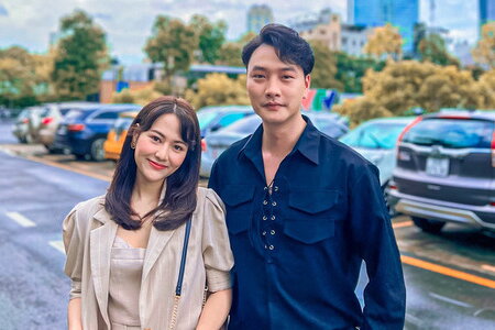 Diễn viên Trọng Lân ngượng ngùng khi chạm môi Việt Hoa trong phim mới 'Thông gia ngõ hẹp'