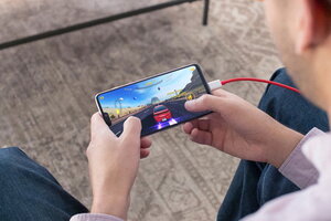 Vừa sạc điện thoại vừa chơi game, thiếu niên 15 tuổi bị điện giật tử vong 