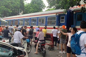 Cố chen vào chụp ảnh phố cà phê đường tàu, một du khách bị tàu hoả hất văng