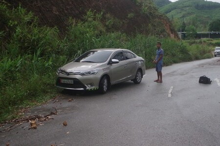 Thuê taxi đi một mình, bé gái 13 tuổi bị tài xế hiếp dâm ngay trên xe