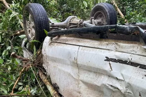 Hòa Bình: Ô tô bán tải lao xuống vực sâu 50m, 3 người thương vong