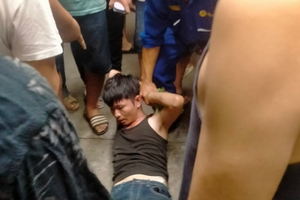 Thanh niên nghi 'ngáo đá' xông vào tiệm vàng đập bể tủ kính, lấy vàng ném ra đường