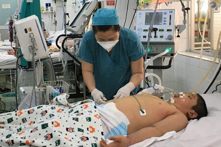 1.500 túi truyền điều trị sốt xuất huyết về đến Việt Nam