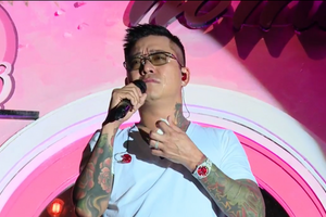 Tuấn Hưng khóc trong đêm nhạc tại ban công nhà riêng sau khi được phép biểu diễn trở lại