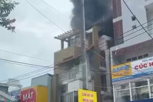 Cháy lớn tại cửa hàng phụ tùng xe máy ở Bình Thuận, lửa bốc lên ngùn ngụt