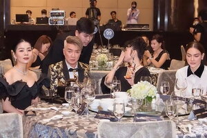 'Bất đắc dĩ' ngồi chung bàn tiệc, Hà Hồ - Lệ Quyên mặt lạnh khiến dân tình bàn tán xôn xao