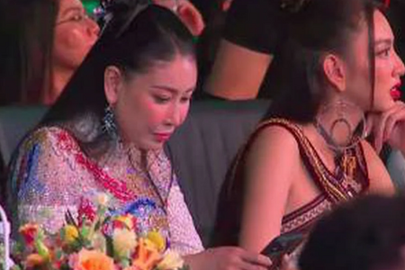 Chấm thi Hoa hậu, Hà Kiều Anh ngồi bấm điện thoại 'cành cạch' khiến dân tình bức xúc 