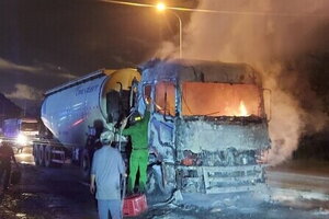 Bình Thuận: Xe khách đâm đuôi xe bồn trên QL1, 9 người bị thương