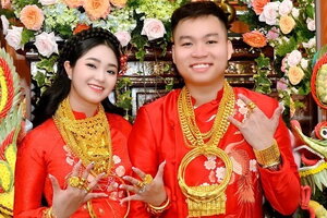 Đám cưới khiến mọi người lóa mắt ở Cần Thơ: Sính lễ là 250 cây vàng, đồng hồ Rolex và 3 tỷ đồng tiền mặt