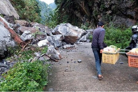 3 bản đồng bào Rục ở Quảng Bình bị cô lập do sạt lở núi đá vôi