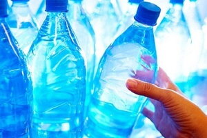 Uống nhầm xăng để trong chai nước ngọt, bé gái phải nhập viện cấp cứu