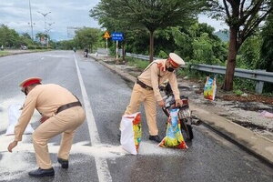 Ninh Thuận: 3 CSGT giúp dân gom gạo bị đổ giữa trời mưa nhận nhiều lời khen