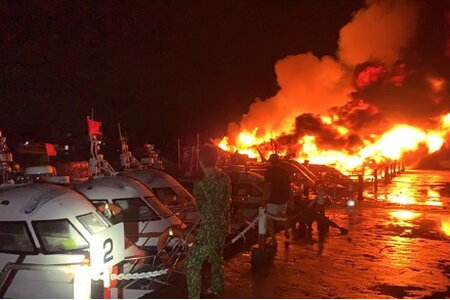 8 tàu gỗ và cano du lịch neo đậu tại cảng Cửa Đại bốc cháy dữ dội