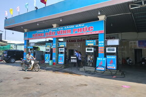 TP.HCM huy động 80 xe bồn chở hàng về các cây xăng trong đêm