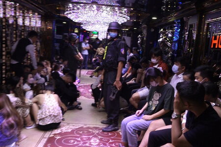 Công an TP HCM đột kích karaoke giữa đêm, phát hiện nhiều nhân viên, khách hát 'bay lắc'