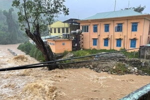 Cứu học sinh bị nước lũ cuốn trôi, người đàn ông tử vong thương tâm