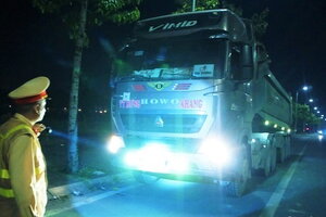 Vượt đèn đỏ như 'tên bắn', hàng loạt xe khủng bị phạt nóng trong đêm 