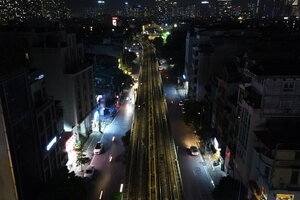 Giữa trung tâm thủ đô Hà Nội có con đường suốt 10 năm không được bật đèn 