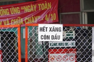 Nhiều trạm xăng dầu ở TPHCM, Đồng Nai vẫn treo biển hết xăng, phải đi 2-3 nơi mới mua được