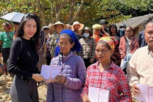 Thủy Tiên đến Kỳ Sơn làm từ thiện, hỗ trợ 6 căn nhà cho người dân bị lũ quét