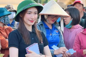 Hòa Minzy đến Nghệ An trao 200 triệu tiền mặt cho bà con bị ảnh hưởng lũ quét