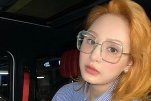 Mặc kệ khán giả khó chịu, Hiền Hồ khoe diện mạo mới, tạo dáng 'chanh sả' trong xế hộp G63