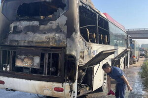 Bắc Giang: Xe khách chở 40 công nhân bốc cháy trên đường đến khu công nghiệp