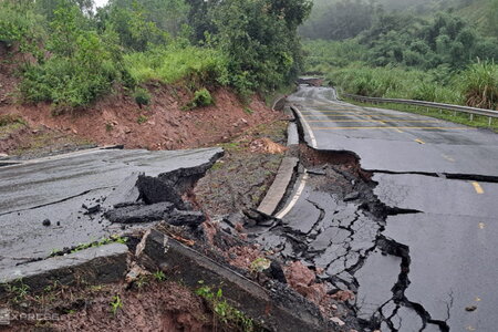 Quảng Trị: Quốc lộ 15D bị sụt lún 200m, cửa khẩu La Lay tê liệt, nguy cơ sạt cả quả đồi