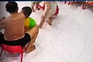 Phạt 15 triệu đồng cô giáo mầm non hất cùi chỏ vào mặt bé trai 2 tuổi