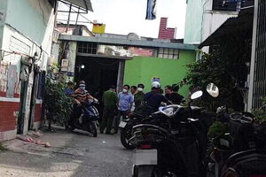 Đi học về, con thất kinh khi phát hiện cha mẹ chết gục trong nhà