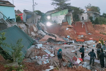 Quảng Trị: Sạt lở trong đêm khiến nhiều nhà đổ sập xuống sông, một người dân tử vong