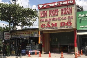 Bắt đối tượng giả khách hàng, đập tủ kính cướp tiệm vàng ở Bình Dương