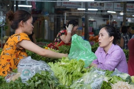 Sau mưa lũ lịch sử Đà Nẵng: Rau, củ 'đội giá', người dân đi chợ dè chừng