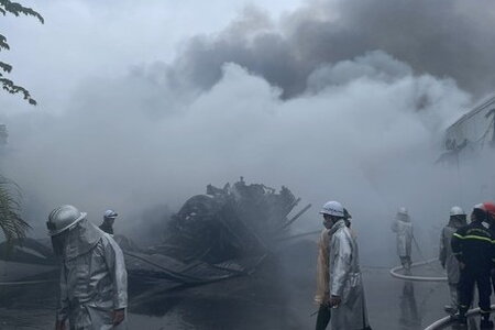 Cháy lớn khu nhà xưởng ở Hà Nội, 1 bảo vệ tử vong