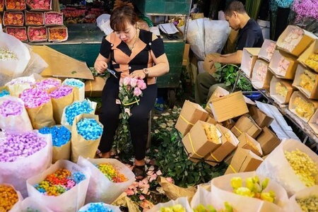 Chợ hoa Hà Nội nhộn nhịp ngày phụ nữ Việt Nam